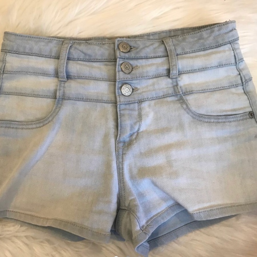 Light-wash highwaisted jean shorts